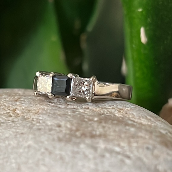 14k gold diamond and sapphire ring - Picture 7 of 12